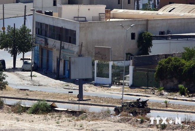 Xe quân sự chở vũ khí hạng nặng được sử dụng trong cuộc giao tranh gần tuyến đường tới sân bay Tripoli ngày 20/7. Ảnh: AFP-TTXVN
