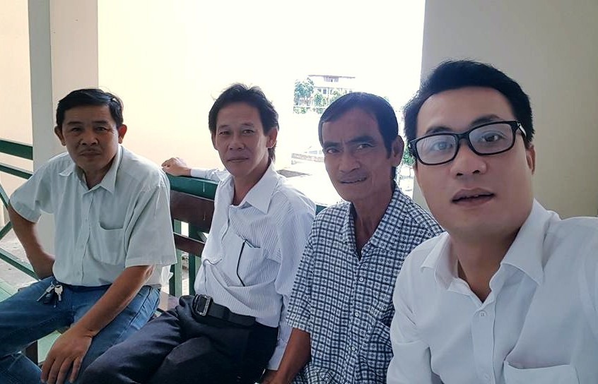 Ông Huỳnh Văn Nén (áo ca rô), ông Huỳnh Trung Nghĩa (bên trái) cùng hai LS tư vấn là LS Phạm Công Út và LS Nguyễn Văn Quynh.