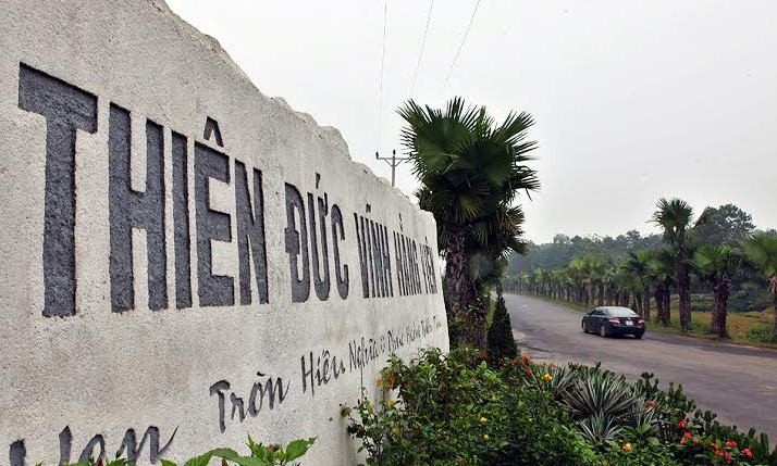 Công viên nghĩa trang sinh thái Thiên Đức Vĩnh Hằng Viên là một trong những nghĩa trang đẹp nhất Việt Nam tọa lạc trên 9 quả đồi với tổng diện tích gần 100 ha nằm tại xã Trung Giáp, xã Bảo Thanh huyện Phù Ninh tỉnh Phú Thọ.