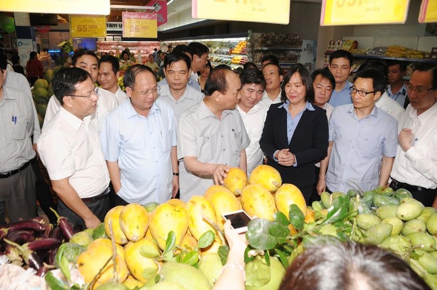 Thủ tướng Nguyễn Xuân Phúc thị sát tại siêu thị Co.opmart Lý Thường Kiệt.