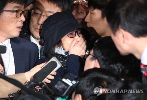 Bà Choi nức nở xin tha thứ trong vòng vây phóng viên. Ảnh: Yonhap