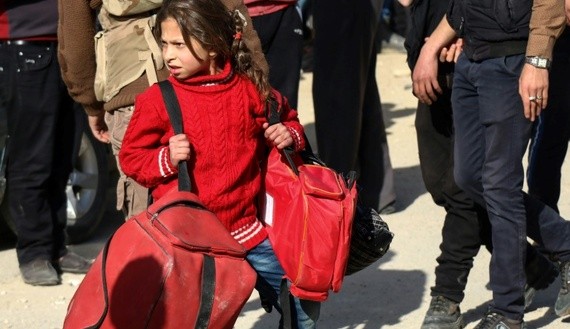 Thân nhân của các phiến quân bắt đầu di tản khỏi thủ đô của Syria. Ảnh: AFP