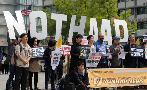 Các nhà hoạt động vì môi trường tổ chức biểu tình phản đối THAAD tại quảng trường Gwanghwamun ở Seoul vào ngày 28/4. Ảnh: Yonhap