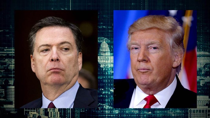 Tổng thống Mỹ Donald Trump (phải) vừa bất ngờ sa thải cựu Giám đốc FBI James Comey (trái).
