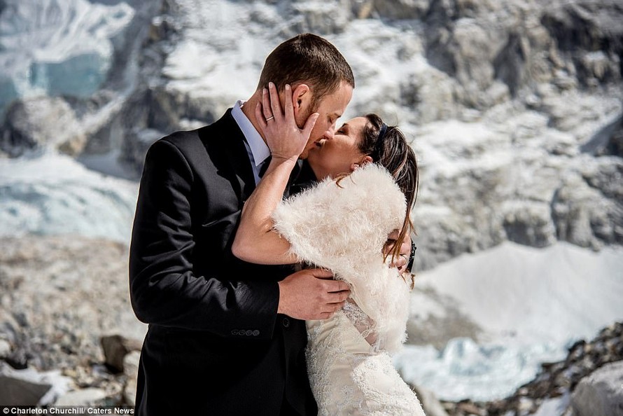 Cặp đôi kiên trì leo núi suốt 3 tuần để kết hôn trên đỉnh Everest