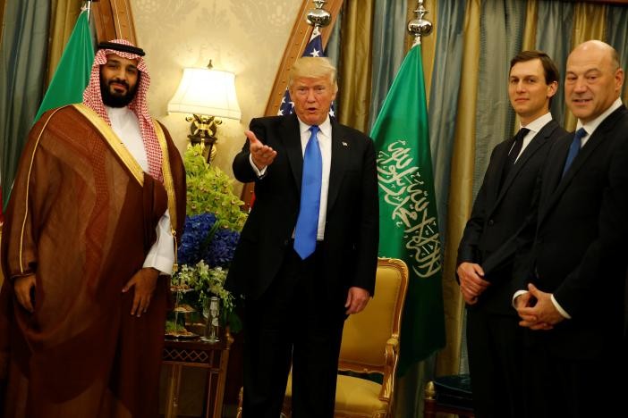 Tổng thống Mỹ Donald Trum (giữa), cùng hai cố vấn Jared Kushner và Gary Cohn, gặp Bộ trưởng Bộ Quốc phòng Ả Rập Saudi Mohammed bin Salman (trái) tại Khách sạn Ritz Carlton ở Riyadh ngày 20/5. Ảnh: Reuters