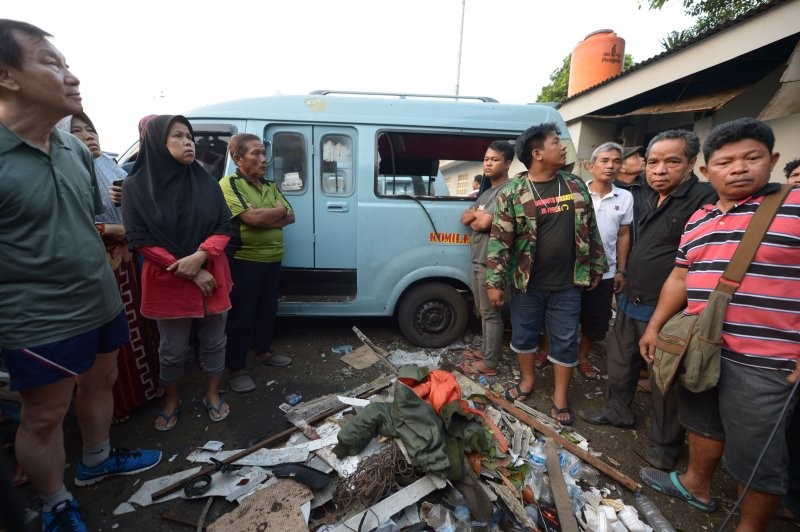 Hiện trường đổ nát sau vụ tấn công bom kép ở gần trạm xe buýt nhanh tại Jakarta.