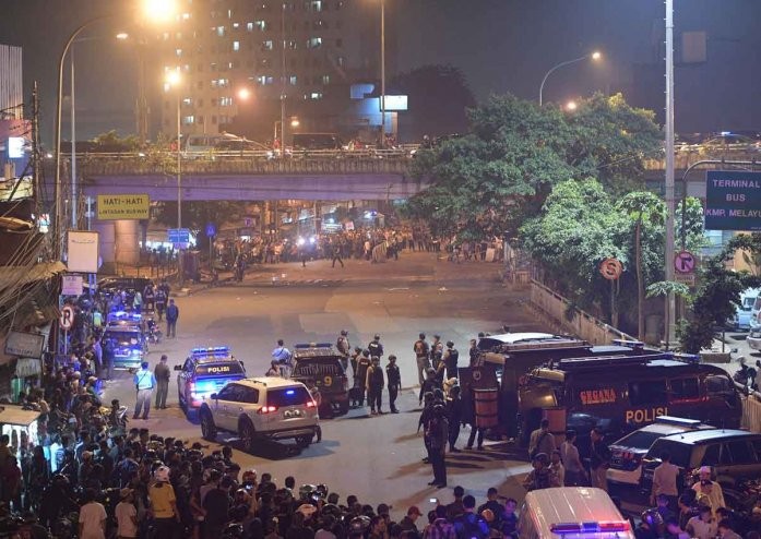 Asia One đưa tin, tối ngày 24/5 (theo giờ địa phương), hai vụ nổ liên tiếp cách nhau khoảng 5 phút xảy ra tại một bến xe buýt nhanh Tranjakarta ở Kampung Melayu, phía Đông Jakarta.