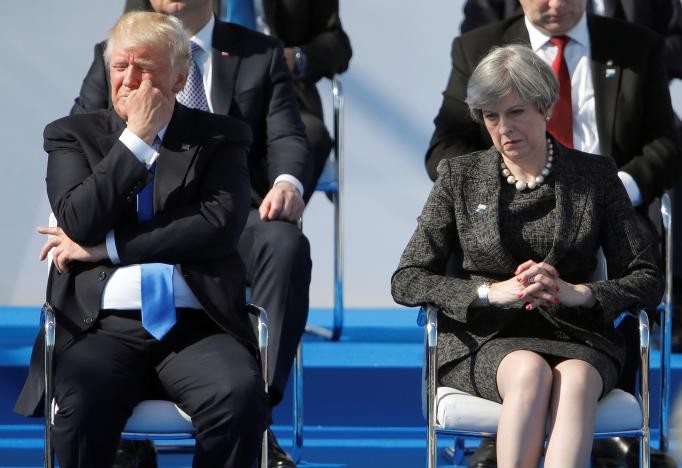 Tổng thống Mỹ Donald Trump và Thủ tướng Anh Theresa May trong một buổi lễ tại trụ sở mới của NATO trước hội nghị thượng đỉnh. Ảnh: Reuters