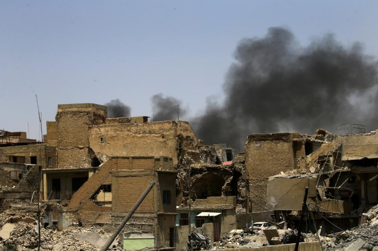 Thành phố Mosul hoang tàn trong ngày tuyên bố giải phóng 10/7. Ảnh: Reuters