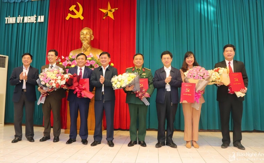 Lãnh đạo tỉnh Nghệ An chúc mừng các cán bộ được Ban Bí thư chỉ định tham gia Ban Chấp hành Đảng bộ tỉnh. Ảnh: VGP