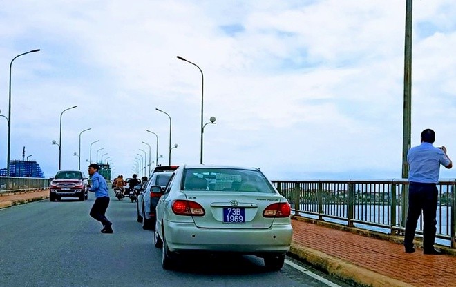 Xe biển xanh dừng đỗ trên cầu Nhật Lệ 1. Ảnh: Người dân cung cấp.