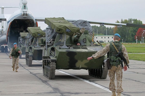 SỐC: Hai đặc nhiệm Nga kéo xe bọc thép 13 tấn