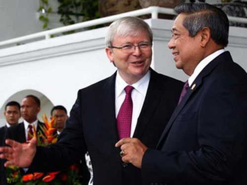 Cựu Thủ tướng Úc Kevin Rudd (trái) và Tổng thống Indonesia Susilo Bambang Yudhoyono - Ảnh: Reuters
