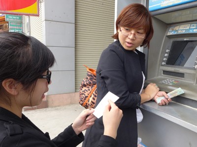 Thẻ ATM: Lớn tăng thu, nhỏ miễn phí