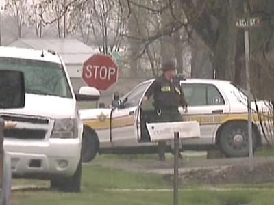 Cảnh sát phong tỏa hiện trường tại thị trấn Manchester, Illinois - Ảnh: KTVI