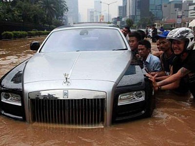 Rolls Royce Ghost hỏng nặng vì lụt
