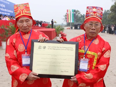 Đại diện bô lão trong làng rước bằng di sản về Đền Thánh Gióng