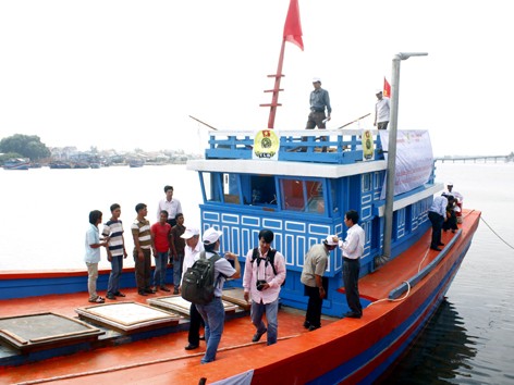 Tặng tàu cá 5 tỷ đồng cho ngư dân Lý Sơn