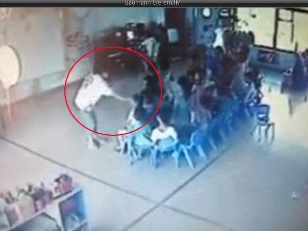 Cô giáo ném trẻ mầm non xuống sàn nhà
