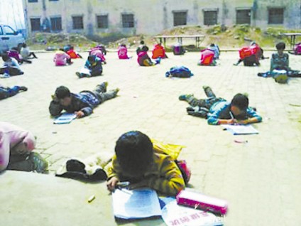 Bắt học sinh làm bài thi dưới trời nắng để tránh gian lận