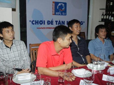 Đại diện BTC giải và các đội bóng tham dự Ha Noi Primier League gặp gỡ vào trao đổi về giải đấu