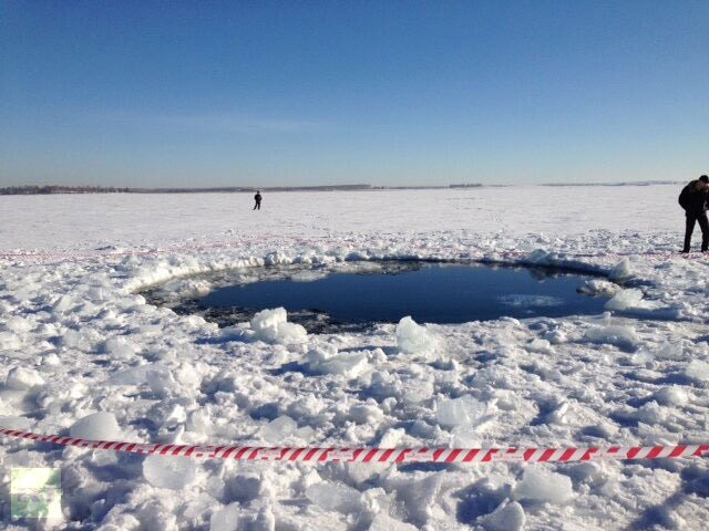 Một mảnh thiên thạch tạo ra một hố băng có đường kính 6m ở hồ Chebarkul