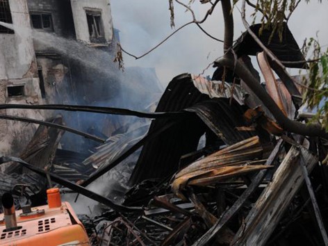Nhà năm tầng thành đống đổ nát vì hỏa hoạn