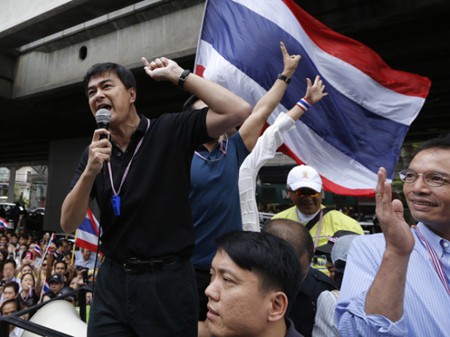 Người biểu tình ở Thái Lan vây quanh văn phòng thủ tướng