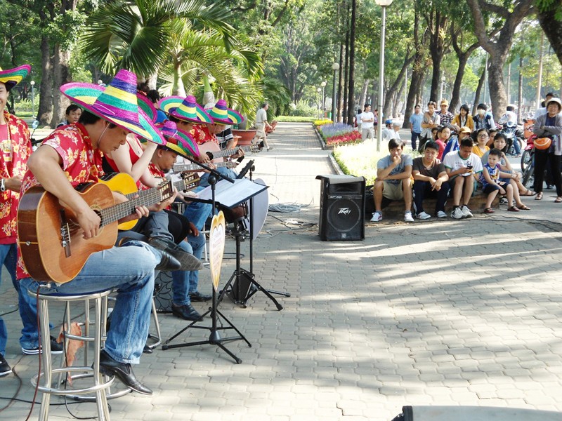 Ban nhạc Babylon say sưa chơi nhạc tại công viên Gia Định. Ảnh: Gia Huy
