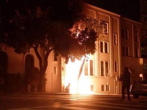 Ngọn lửa bùng lên trước cổng lãnh sự quán Trung Quốc tại San Francisco
