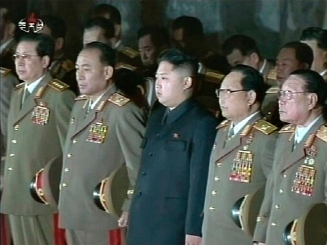 Ông Jang Song-thaek (thứ hai từ trái sang) xuất hiện lần đầu trong bộ quân phục ngày 24-12