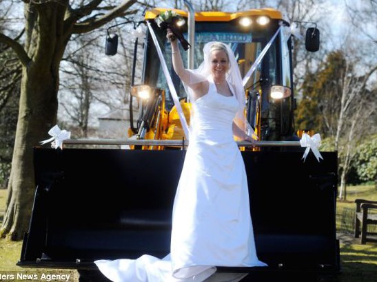 Rước dâu bằng xe … xúc đất