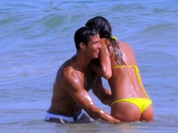 Ronaldo và người yêu vui đùa cùng sóng biển