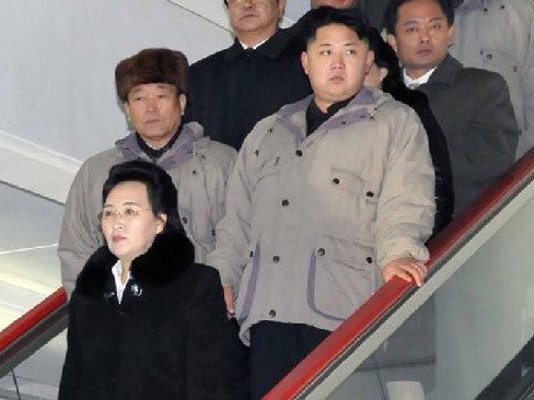 Bà Kim Young Hui đứng trước lãnh đạo trẻ Kim Jong Un (bên phải) vào năm 2011