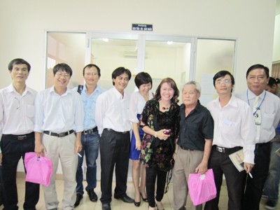 Các đại biểu đang chụp hình với nhà văn lão thành Nguyễn Quang Sáng (áo đen) tại Hội nghị