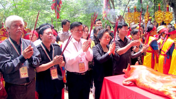 Phó CHủ tịch nước Nguyễn Thị Doan, cùng lãnh đạo tỉnh Ninh Bình thắp hương tại đền Trần
