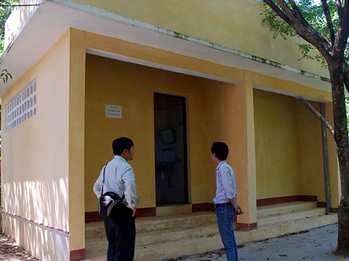 Xây 13 nhà vệ sinh tốn... 5,7 tỉ đồng