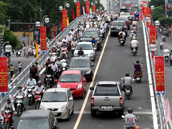 Thông xe cầu vượt thép đầu tiên ở Hà Nội