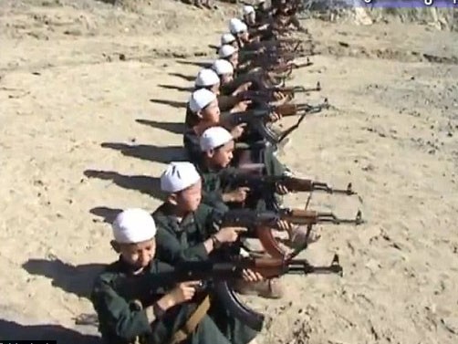 Những em bé tuổi mới lên năm vụng về tập súng trong trại huấn luyện khủng bố của Al Qaeda