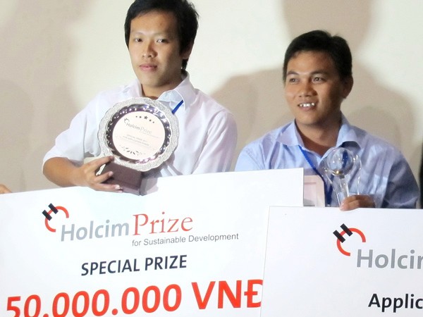 Duy Linh (trái) và Ngọc Anh nhận giải thưởng và tài trợ. Ảnh: Thanh Chương