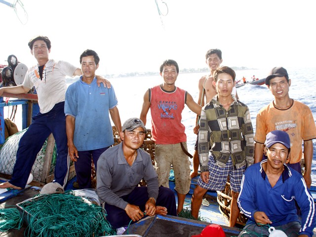 Những ngư dân trẻ tàu PY 90846 giữa Trường Sa Ảnh: NT