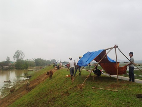 Người dân ven sông Lam chạy lụt Ảnh: Phan Sáng