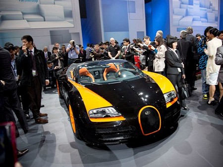 Kỷ lục gia Bugatti Veyron ‘đại náo’ Thượng Hải