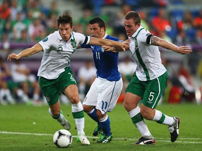 Italia đi tiếp sau chiến thắng trước Ireland