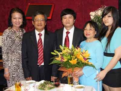 Bạn bè cũng chia vui với giáo sư Mai Xuân Lý (giữa) sau khi ông nhận quyết định phong hàm giáo sư cấp nhà nước từ tổng thống Ba Lan. Ảnh do nhân vật cung cấp