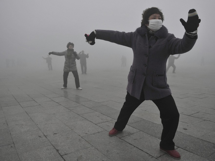Tập dưỡng sinh giữa màn khói ô nhiễm ở Trung Quốc