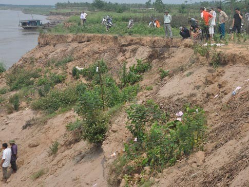Tìm thấy 1 thi thể 2 học sinh tắm sông