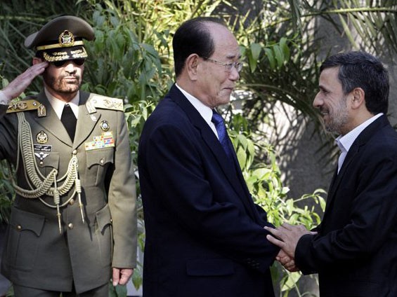 Tổng thống Iran Mahmoud Ahmadinejad bắt tay Chủ tịch Ủy ban Thường vụ Hội nghị Nhân dân Tối cao Triều Tiên Kim Yong Nam hôm 1-9 .
