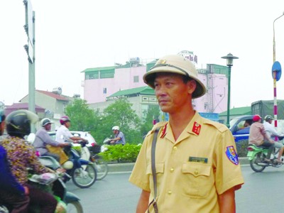 Cảnh sát giao thông làm xe ôm, lái taxi